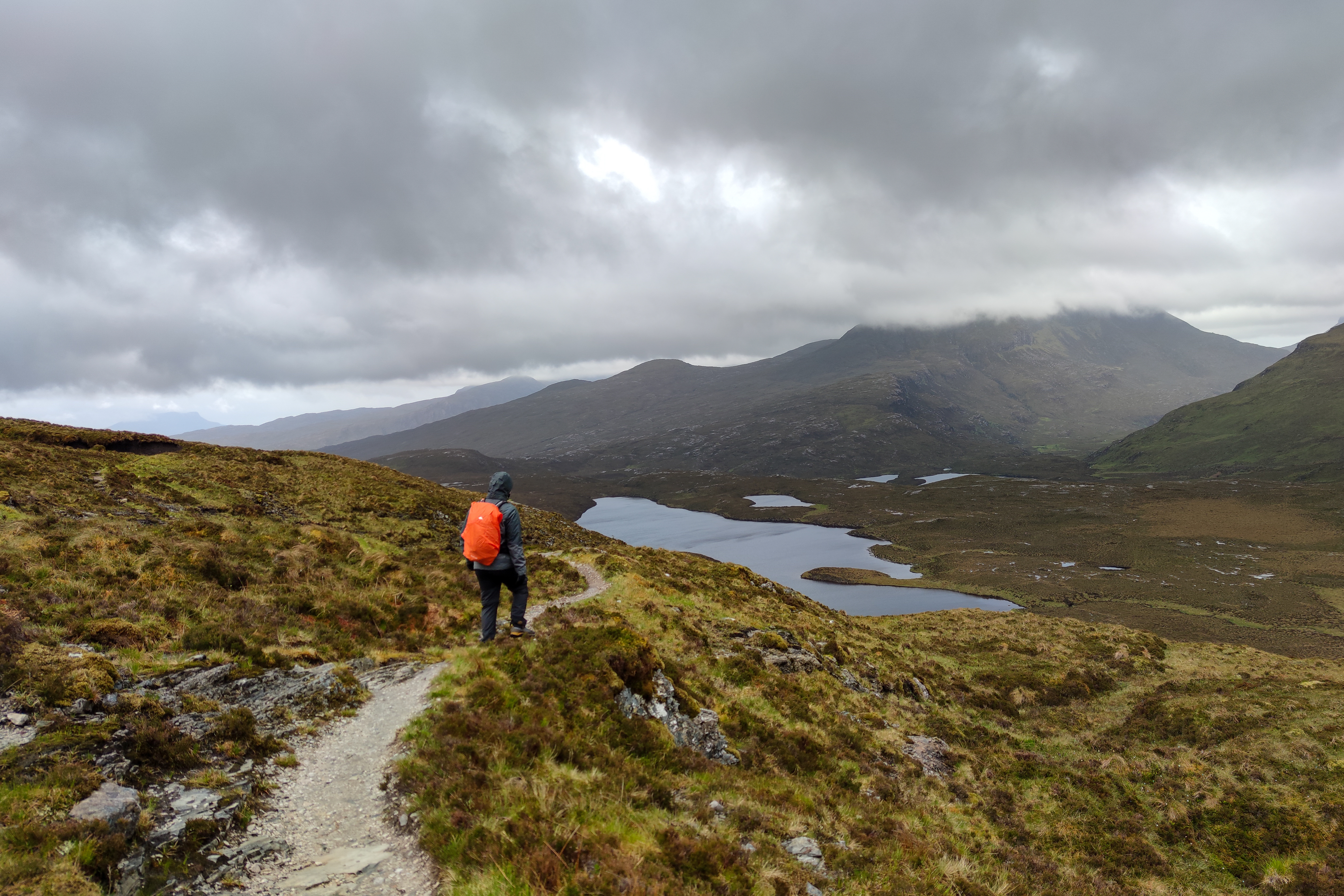 Knockan Crag - Northwest Highlands. Person wandert in den Highlands.