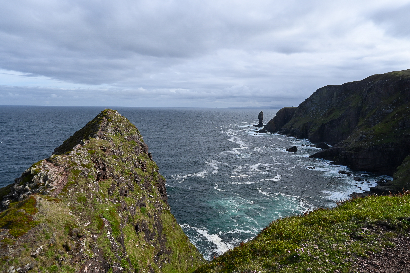 Old Man of Stoer, Schottland. Felsformation, die aus dem Meer ragt, umgeben von Klippen