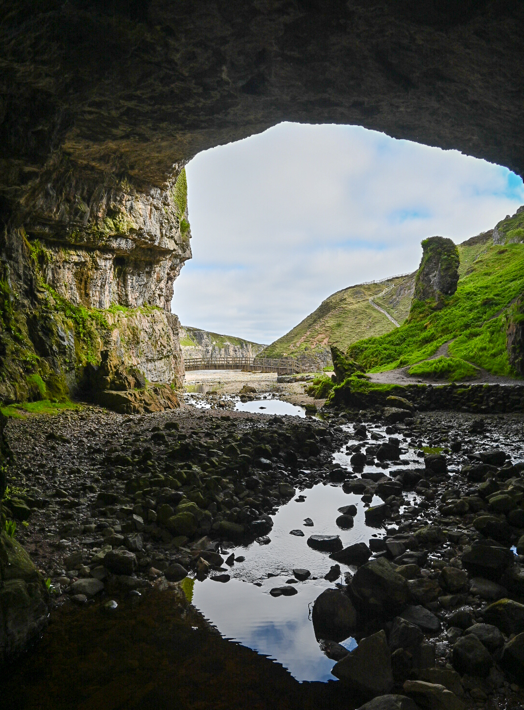 Smoo Cave. Eine Meeres- und Süßwasserhöhle in Schottland.